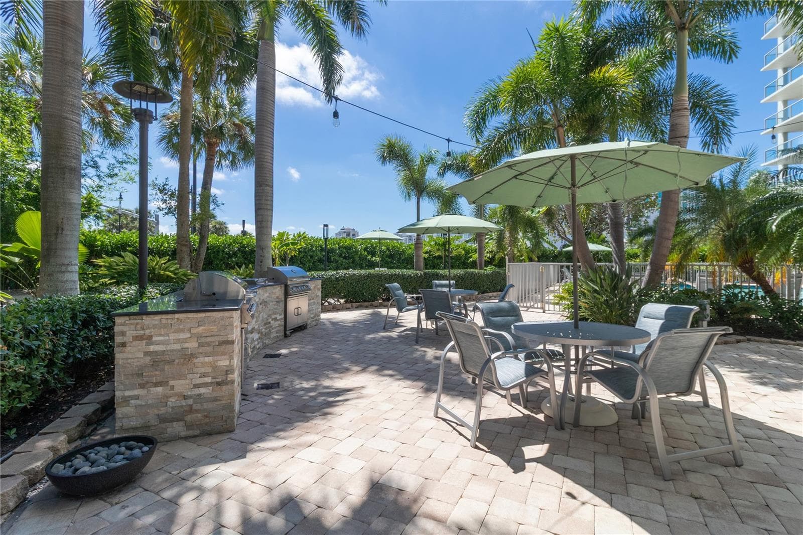 Community Grill - 1111 N GULFSTREAM AVE #3D, SARASOTA