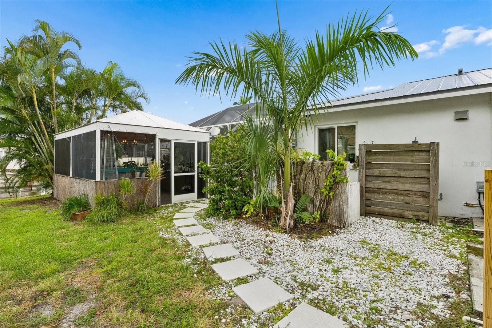 Outdoor Shower and Tiki Bar - 1741 STANFORD LN, SARASOTA