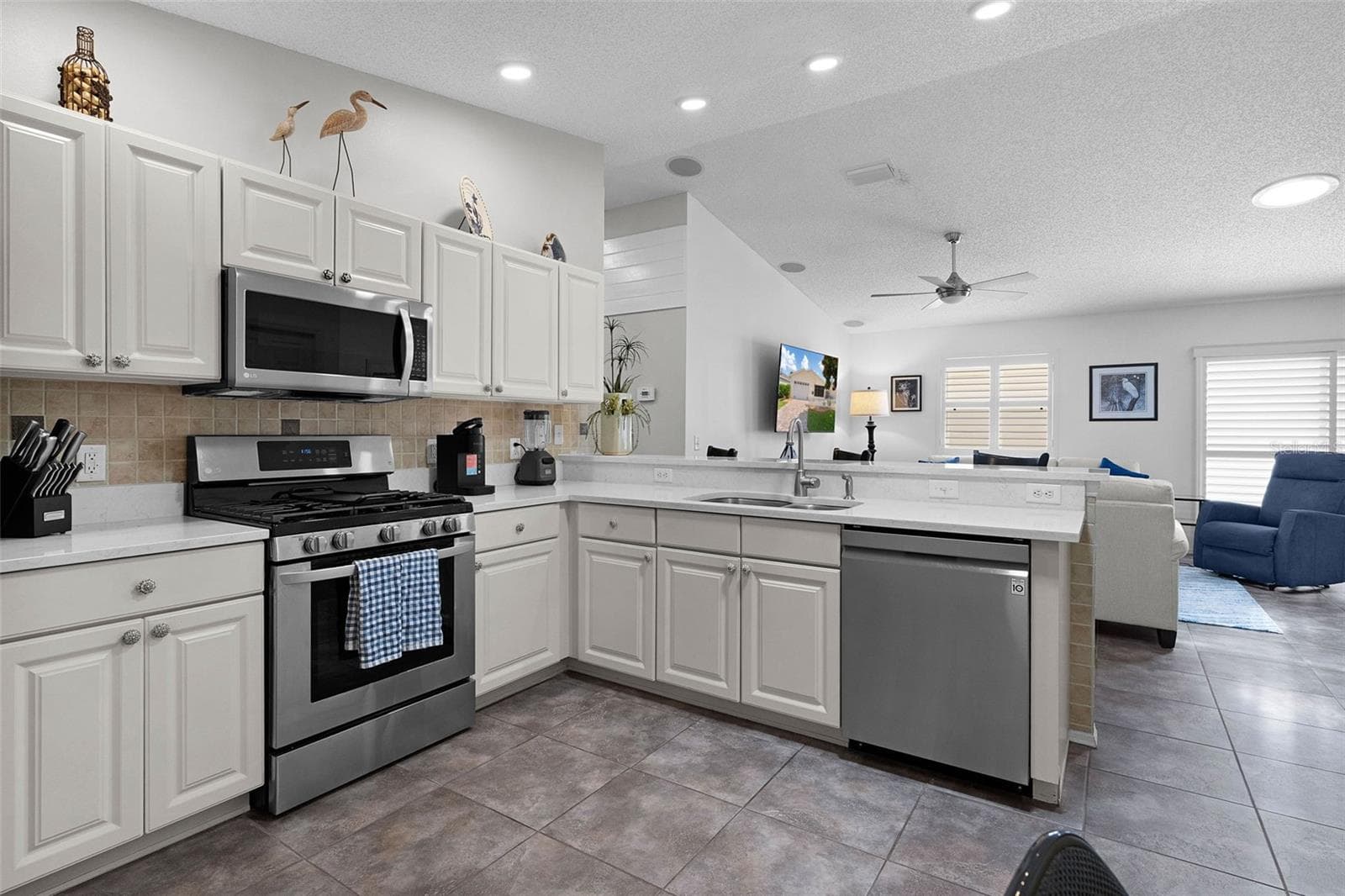 QUARTZ COUNTERS! - 313 VARNVILLE WAY, THE VILLAGES