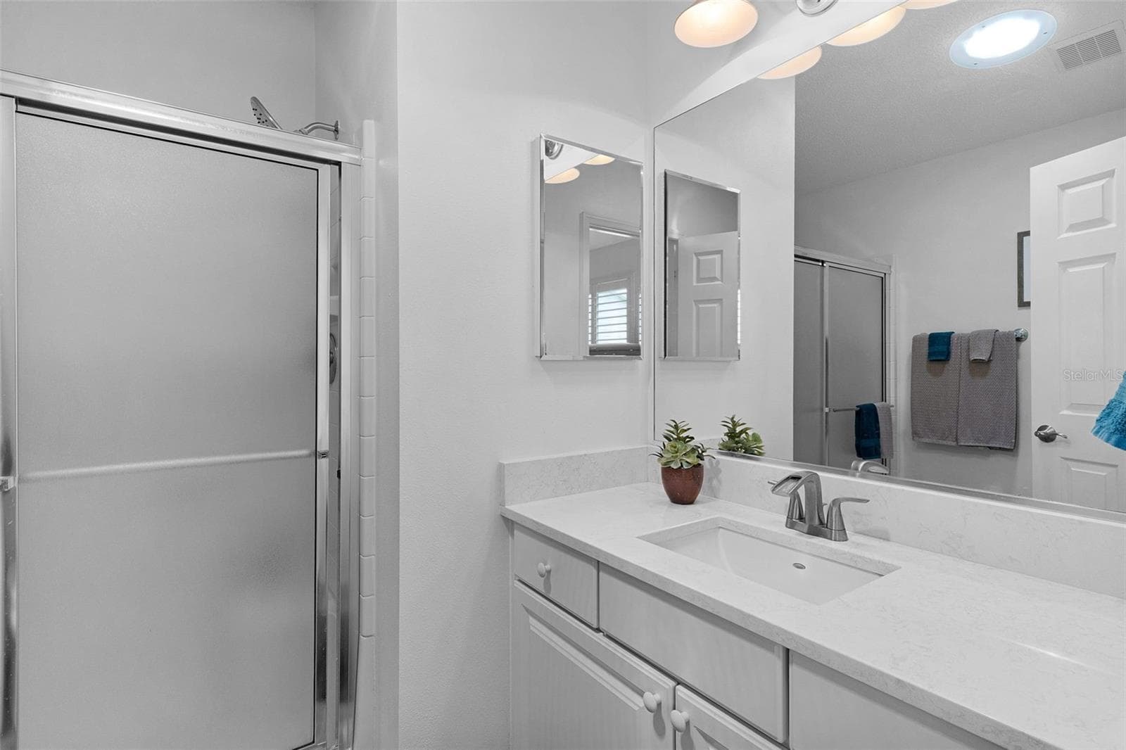 PRIMARY BATHROOM WITH QUARTZ COUNTERS - 313 VARNVILLE WAY, THE VILLAGES