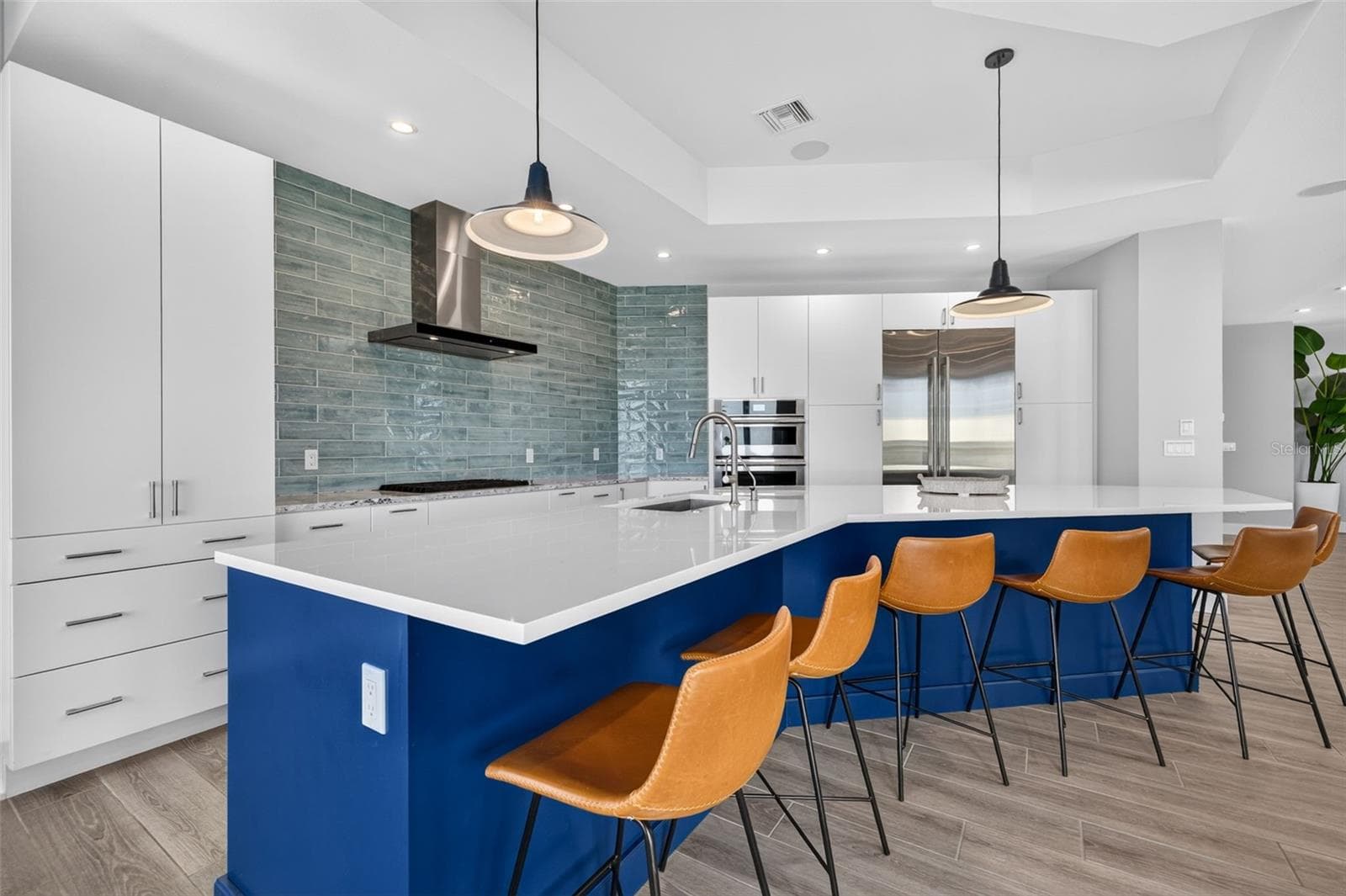 Large center island. - 10209 GULF BLVD, TREASURE ISLAND