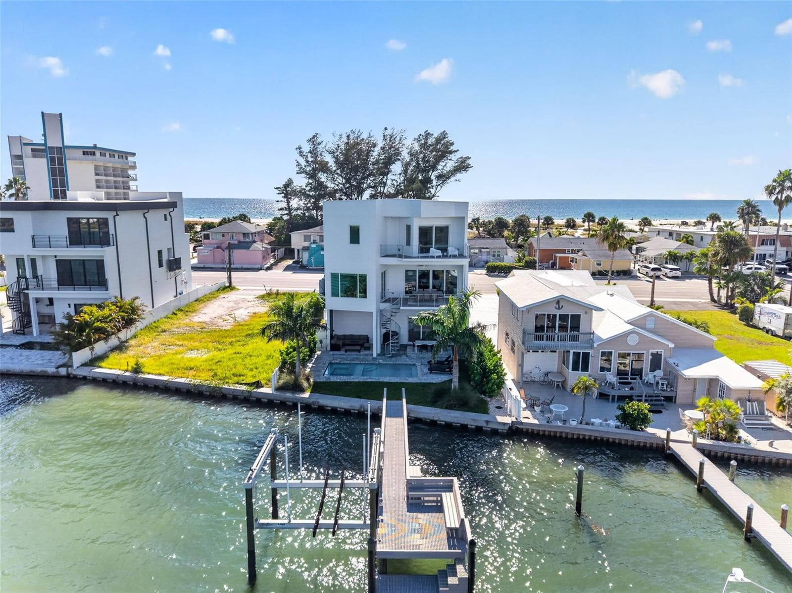 Newer seawall, cap, dock and lift. - 10209 GULF BLVD, TREASURE ISLAND