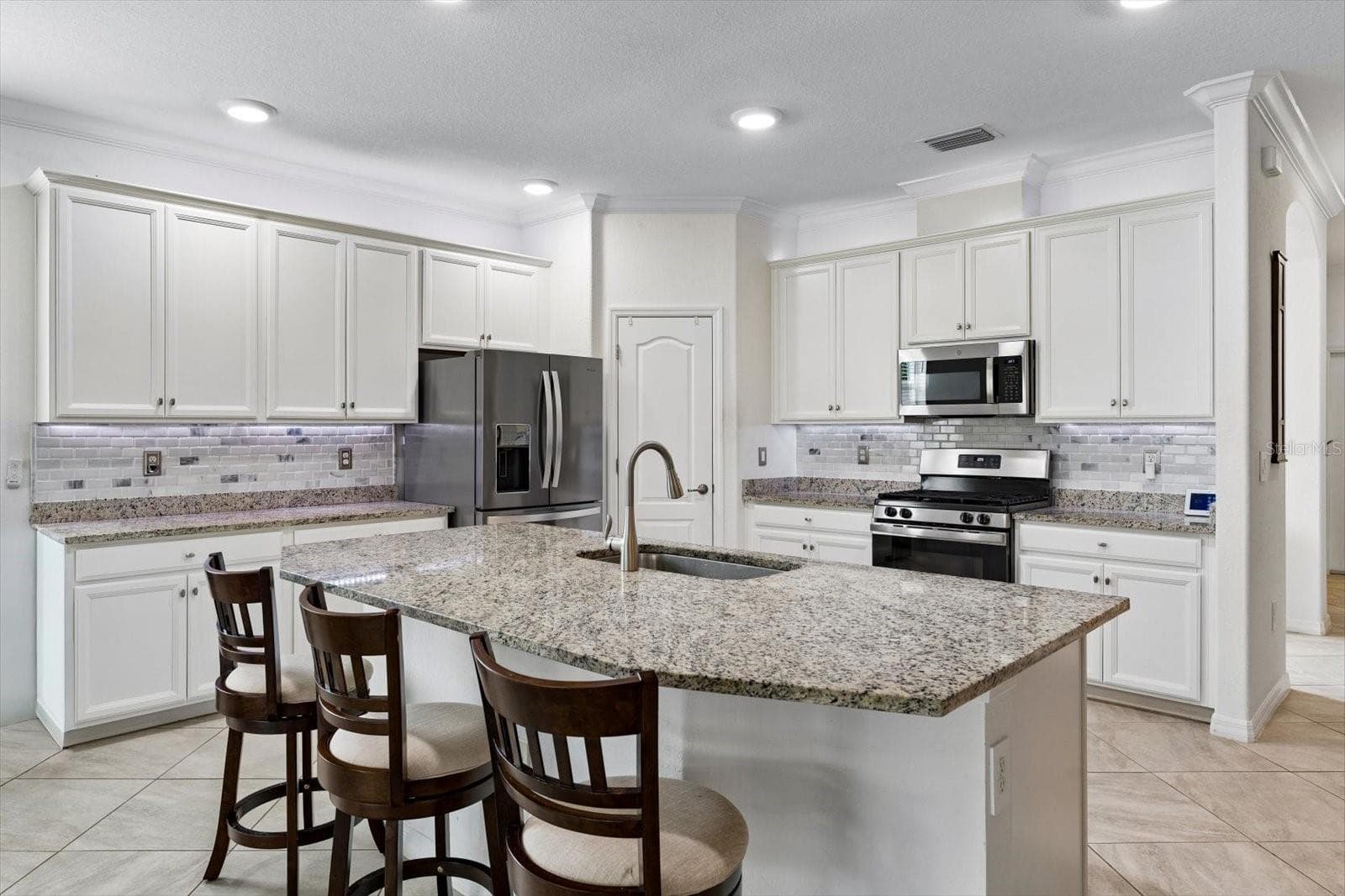UNDER AND OVER CABINET LIGHTING - 2505 AVOLET CT, BRADENTON