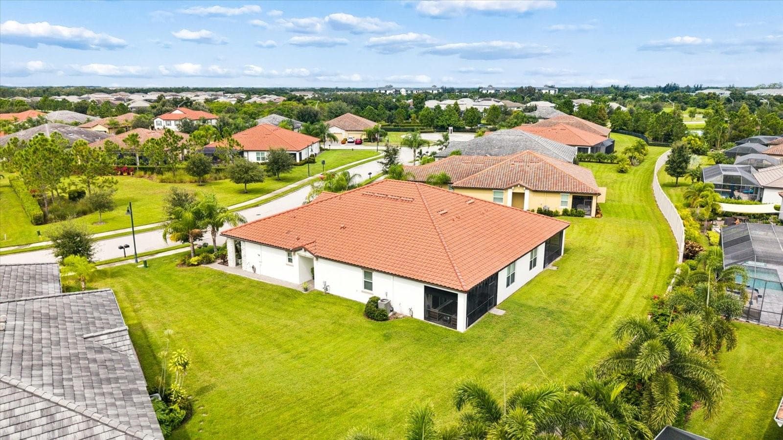 SPACIOUS YARD - 2505 AVOLET CT, BRADENTON
