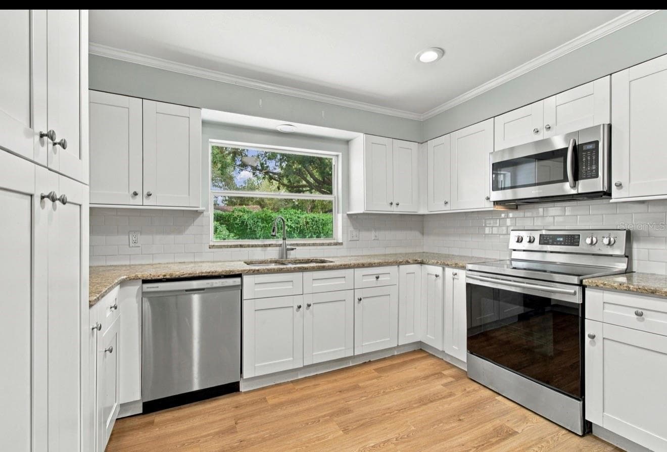 Eat-In Kitchen - 11626 CARROLLWOOD DR, TAMPA