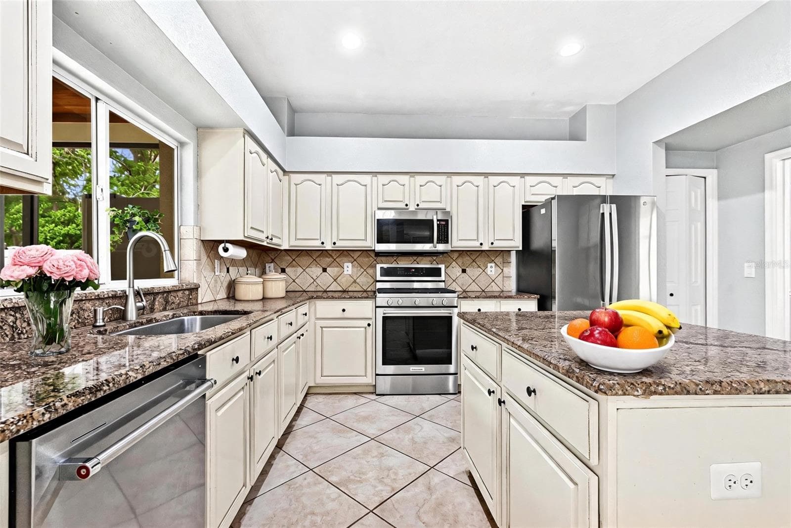 Newer appliances! Huge kitchen with abundance of storage! - 15713 MUIRFIELD DR, ODESSA