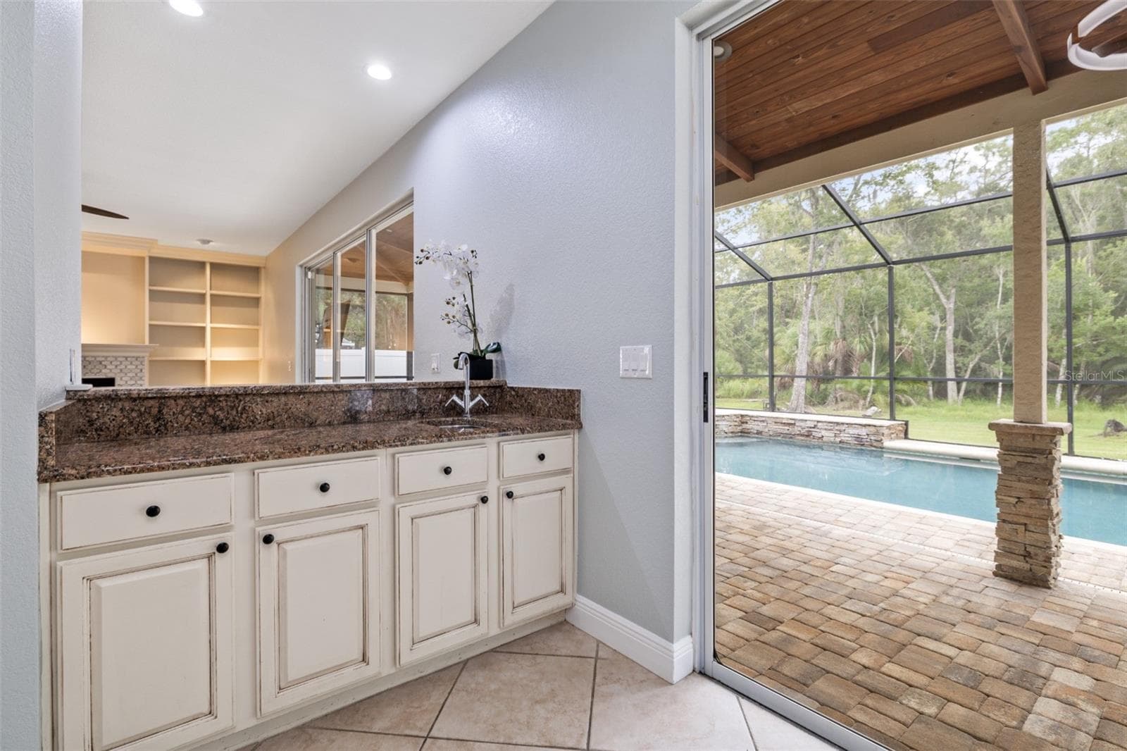 Perfect for entertaining! With wet bar! - 15713 MUIRFIELD DR, ODESSA