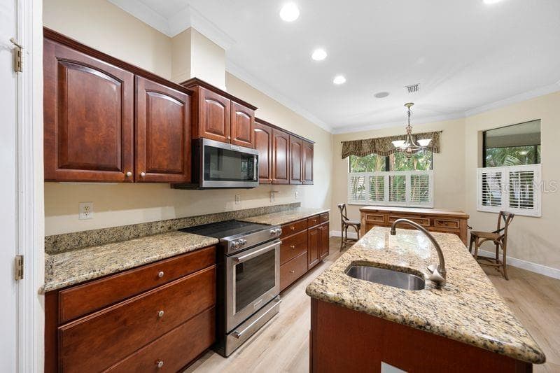 Kitchen - 114 IRWIN ST E, SAFETY HARBOR