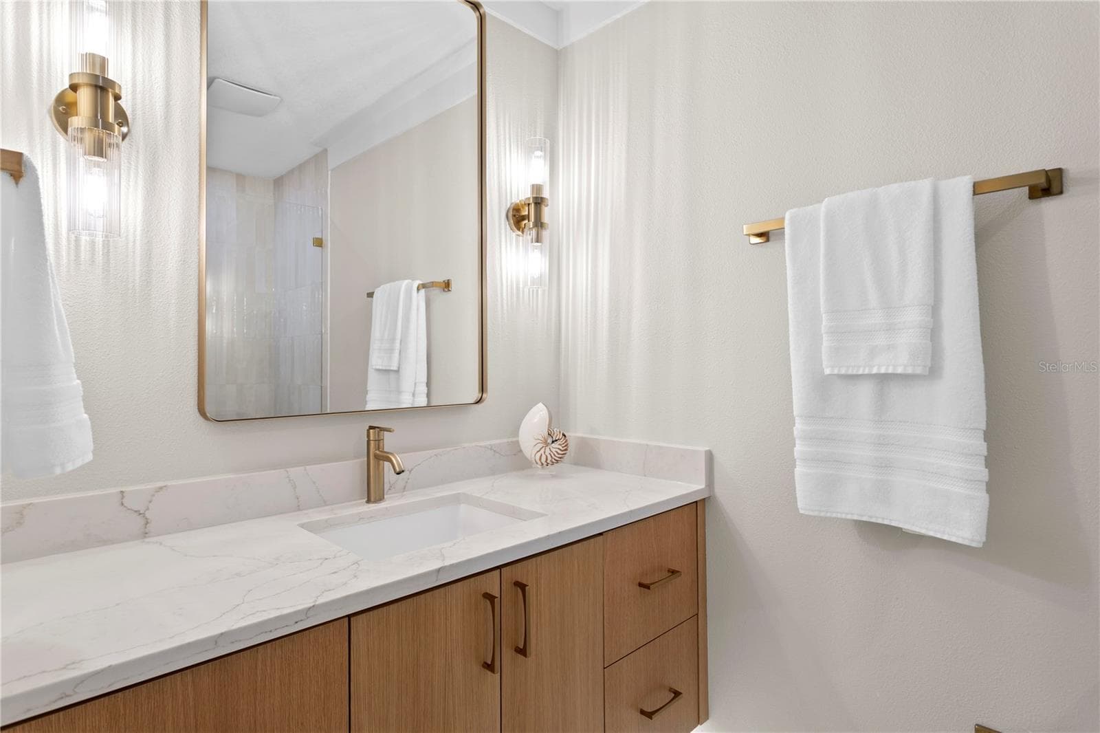 ensuite bath for 2nd bedroom - 1067 PINELLAS BAYWAY S, ST PETERSBURG