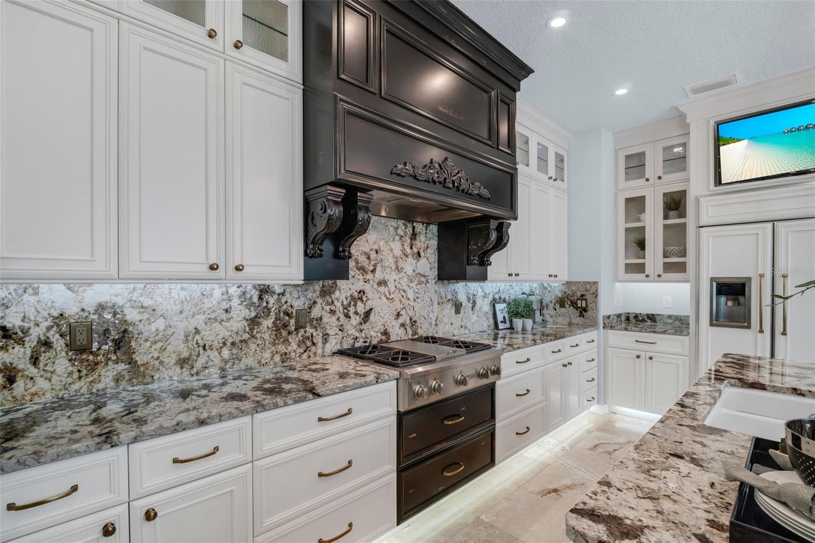 Main level Kitchen - 500 BEACH DR NE, ST PETERSBURG