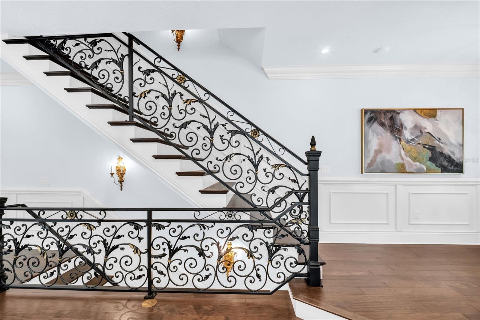Stunning staircase - 500 BEACH DR NE, ST PETERSBURG