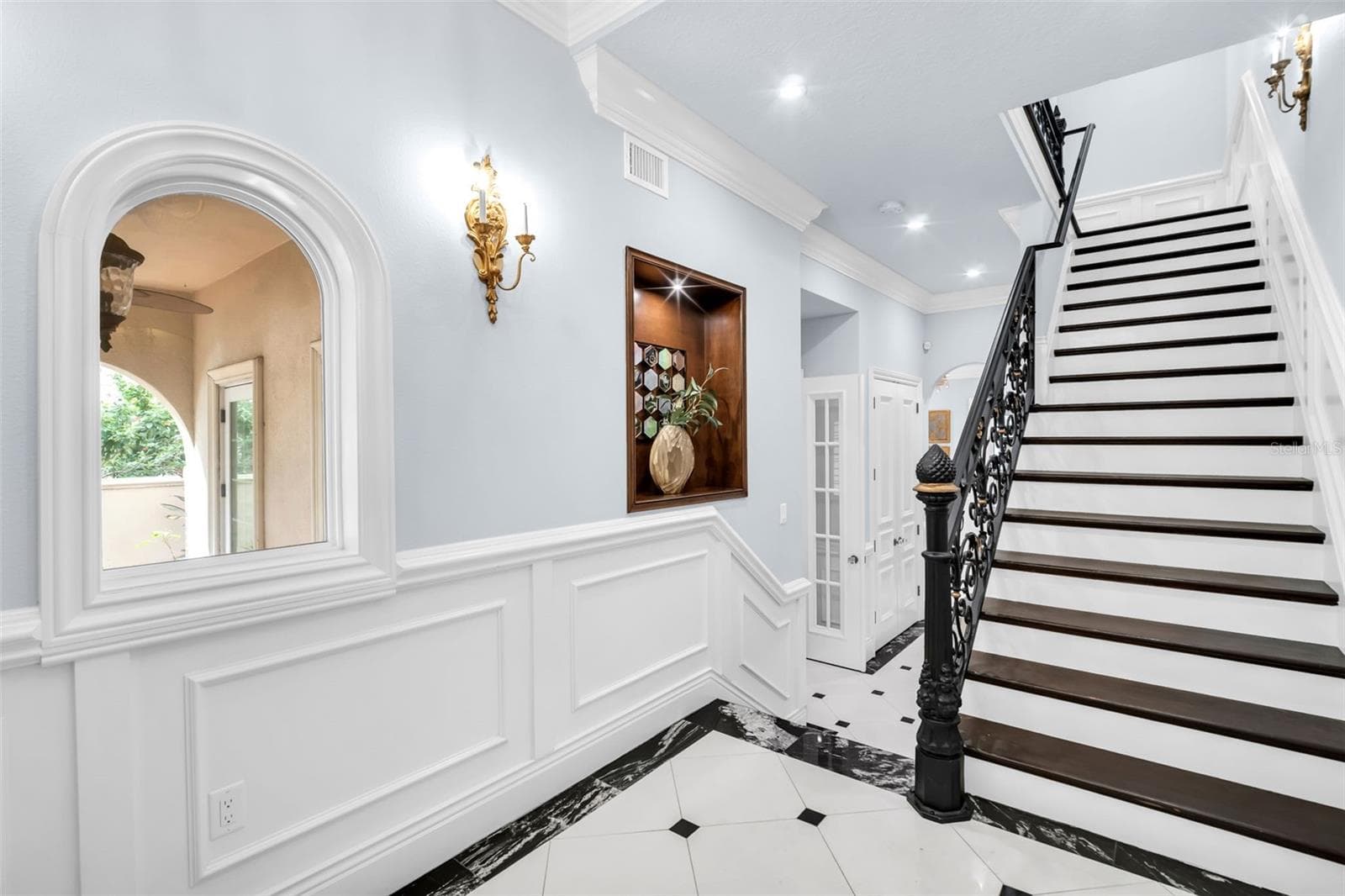 Stairs leading from 1st level up - 500 BEACH DR NE, ST PETERSBURG