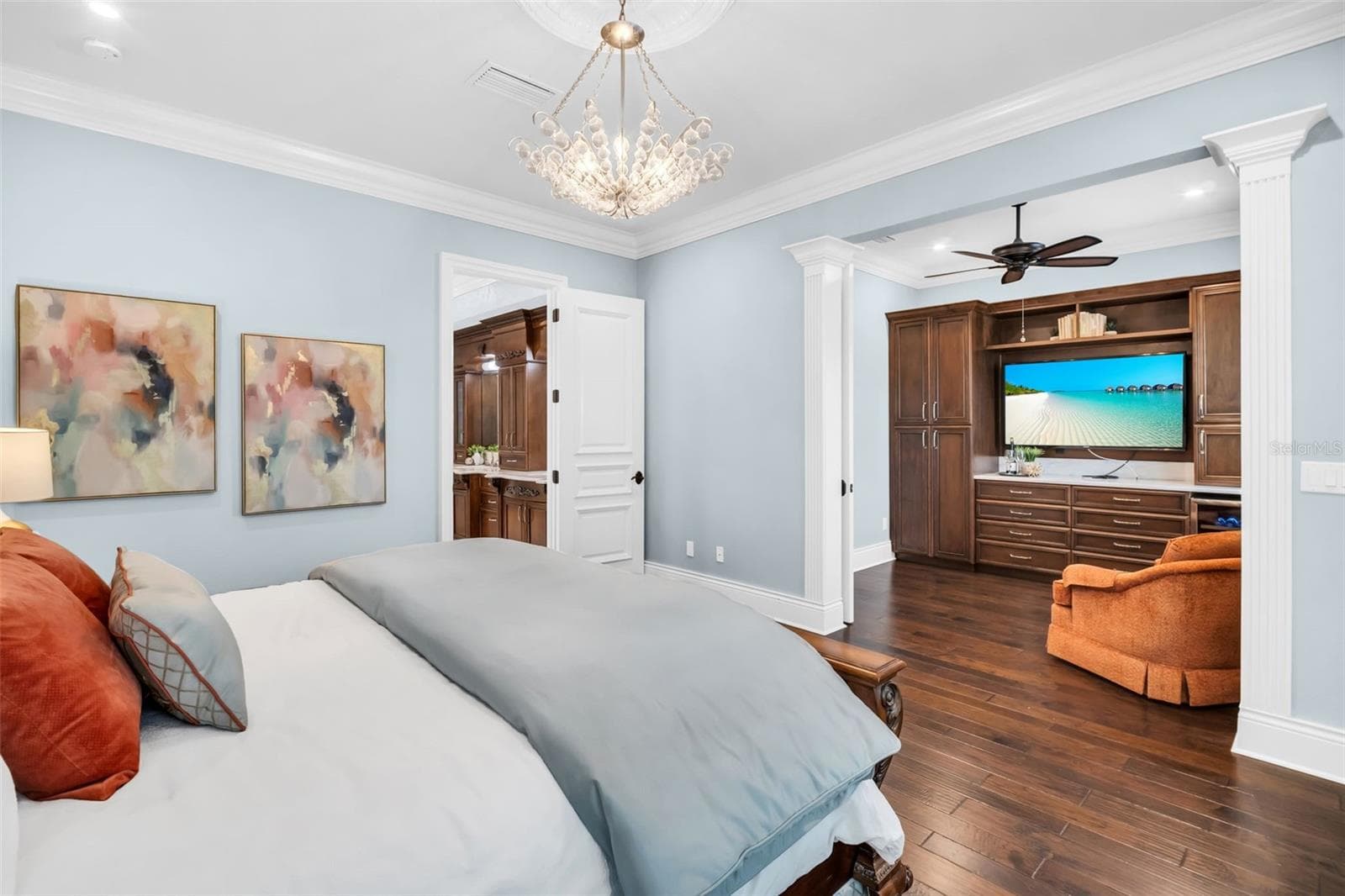 Primary Bedroom with adjoining relaxation area - 500 BEACH DR NE, ST PETERSBURG