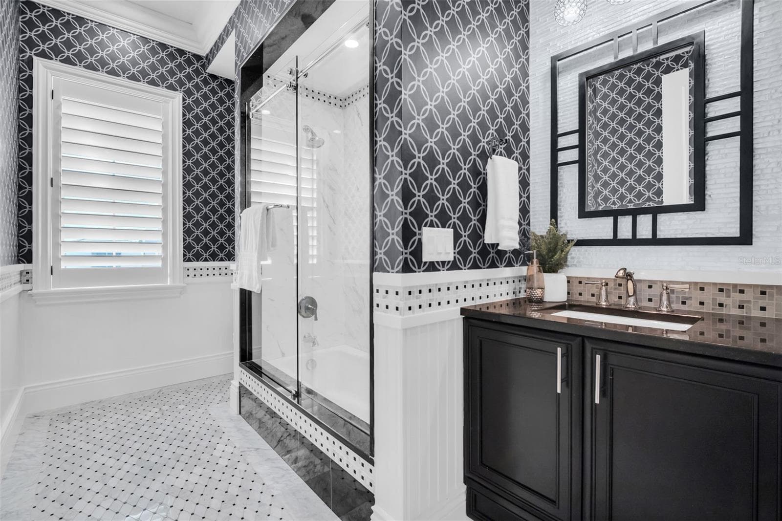 Lounge full bath - 500 BEACH DR NE, ST PETERSBURG