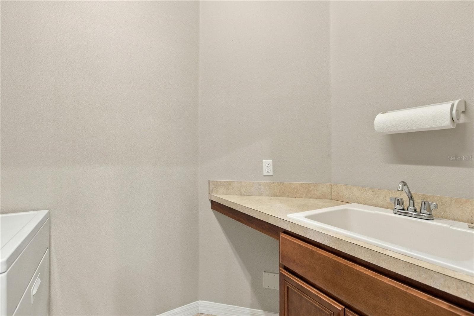 Laundry w/sink - 475 PALENCIA PL, DAVENPORT