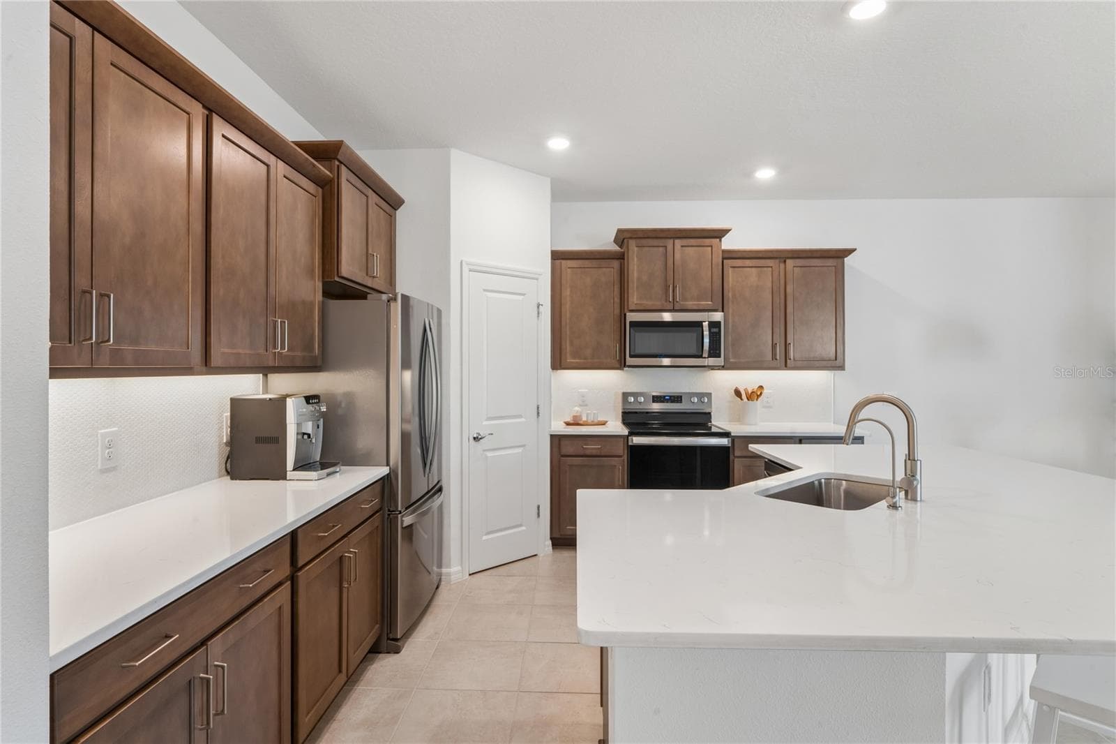 Kitchen view from laundry closet - 8580 BOLD CYPRESS LN, WESLEY CHAPEL