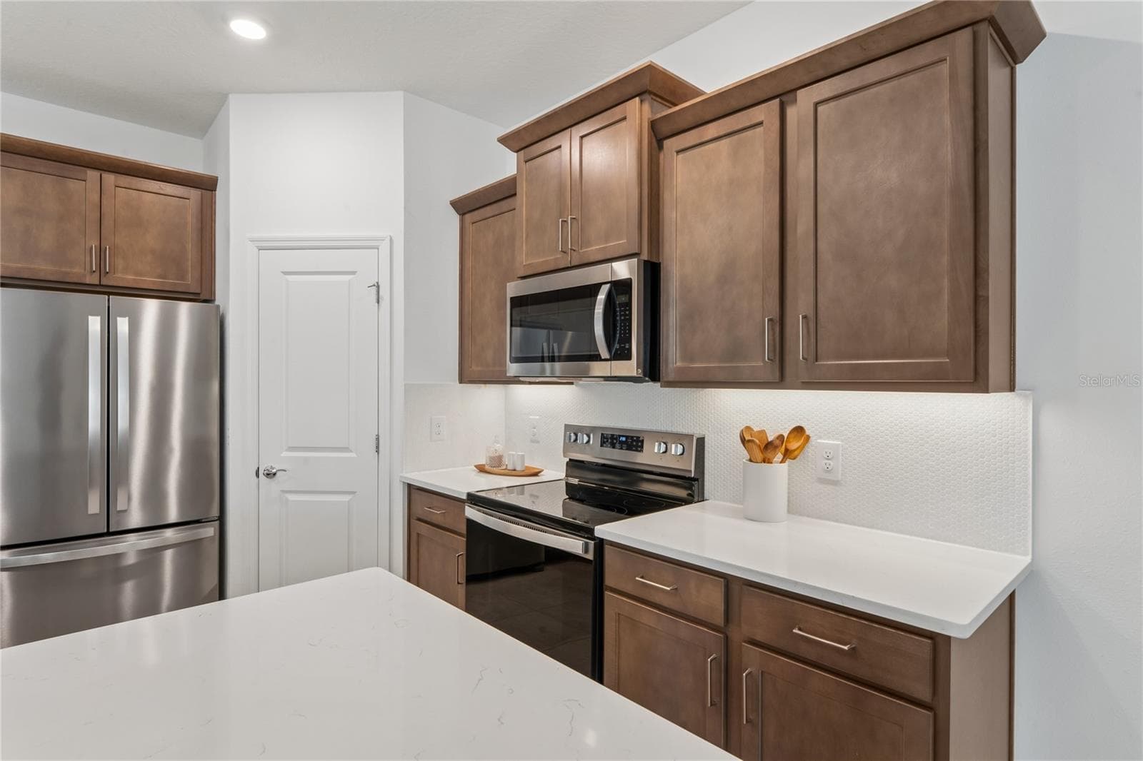 Stainless steel appliances - 8580 BOLD CYPRESS LN, WESLEY CHAPEL
