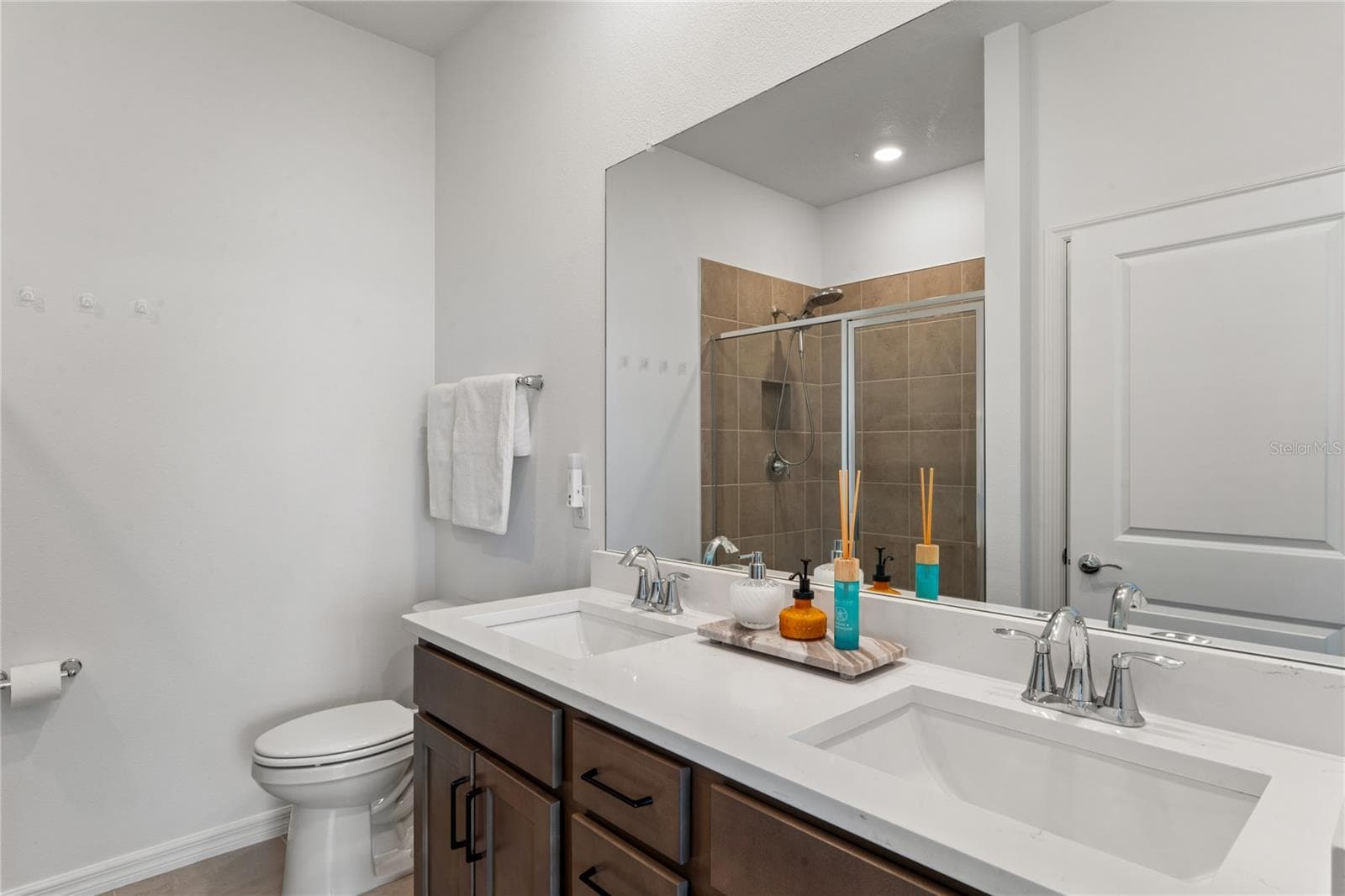 Primary Bath with Dual sinks - 8580 BOLD CYPRESS LN, WESLEY CHAPEL