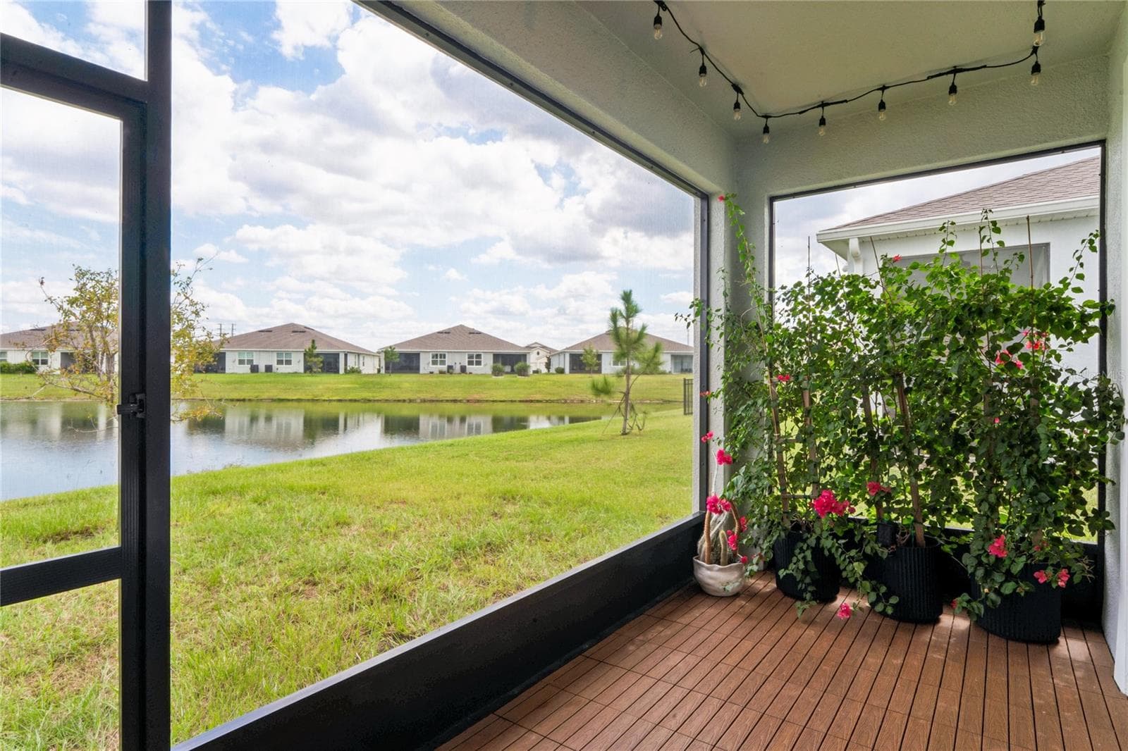 Side view of Back Yard - 8580 BOLD CYPRESS LN, WESLEY CHAPEL