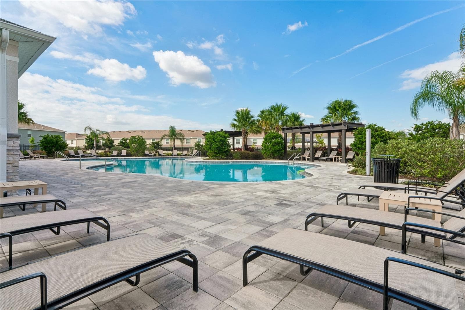 Lounge chairs on pool lanai - 8580 BOLD CYPRESS LN, WESLEY CHAPEL