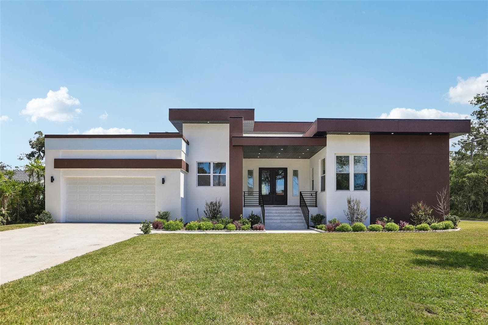 806 LAMONT PL