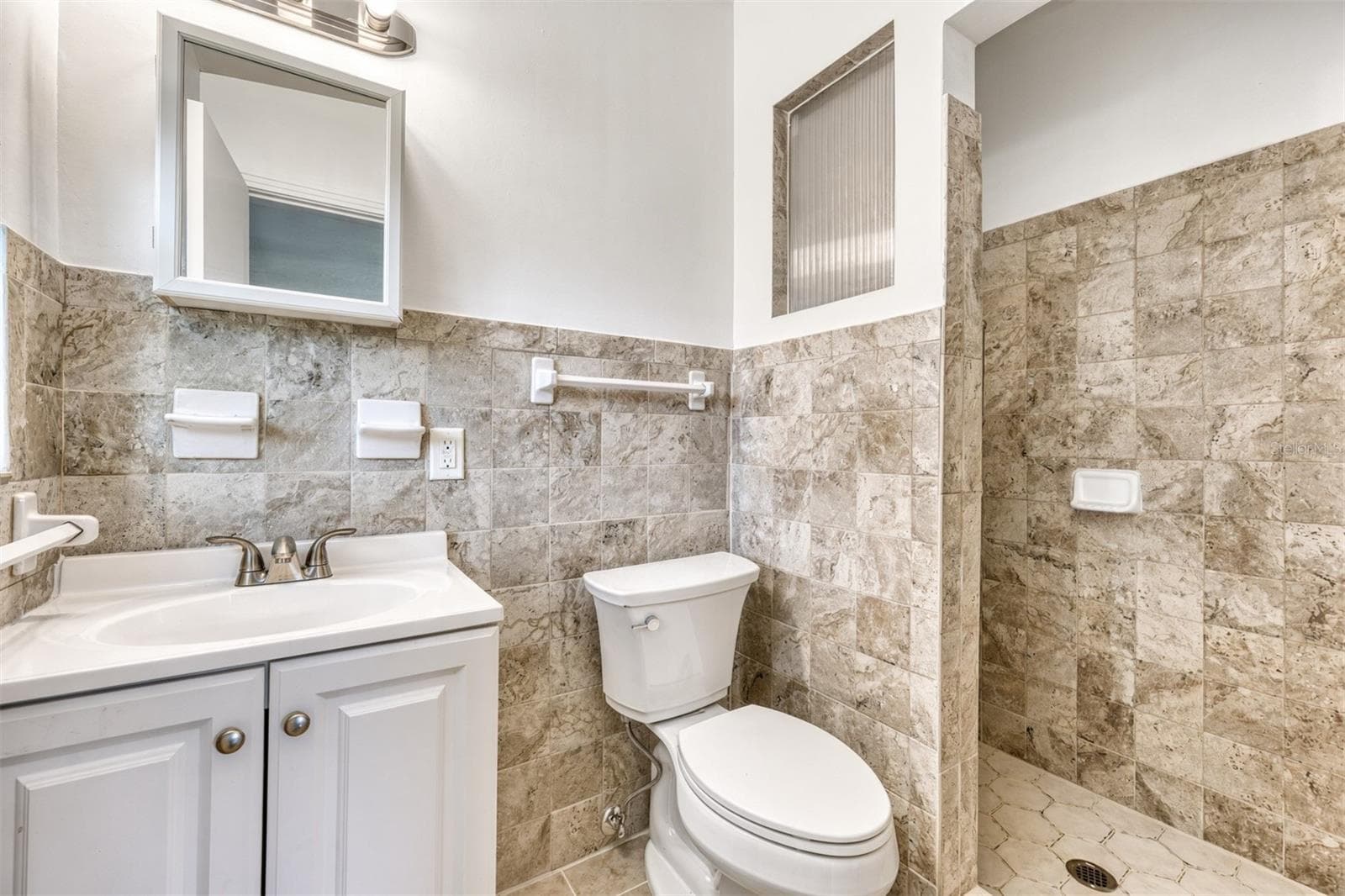 Primary Bathroom. - 1712 EDMUNDSHIRE RD, ORLANDO