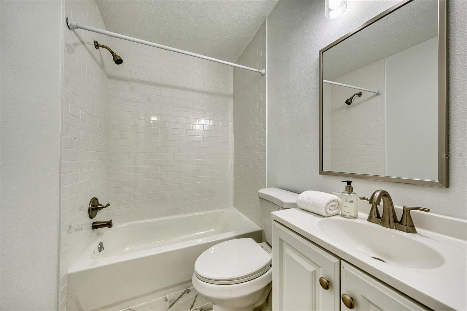 Hall Bathroom. - 1712 EDMUNDSHIRE RD, ORLANDO