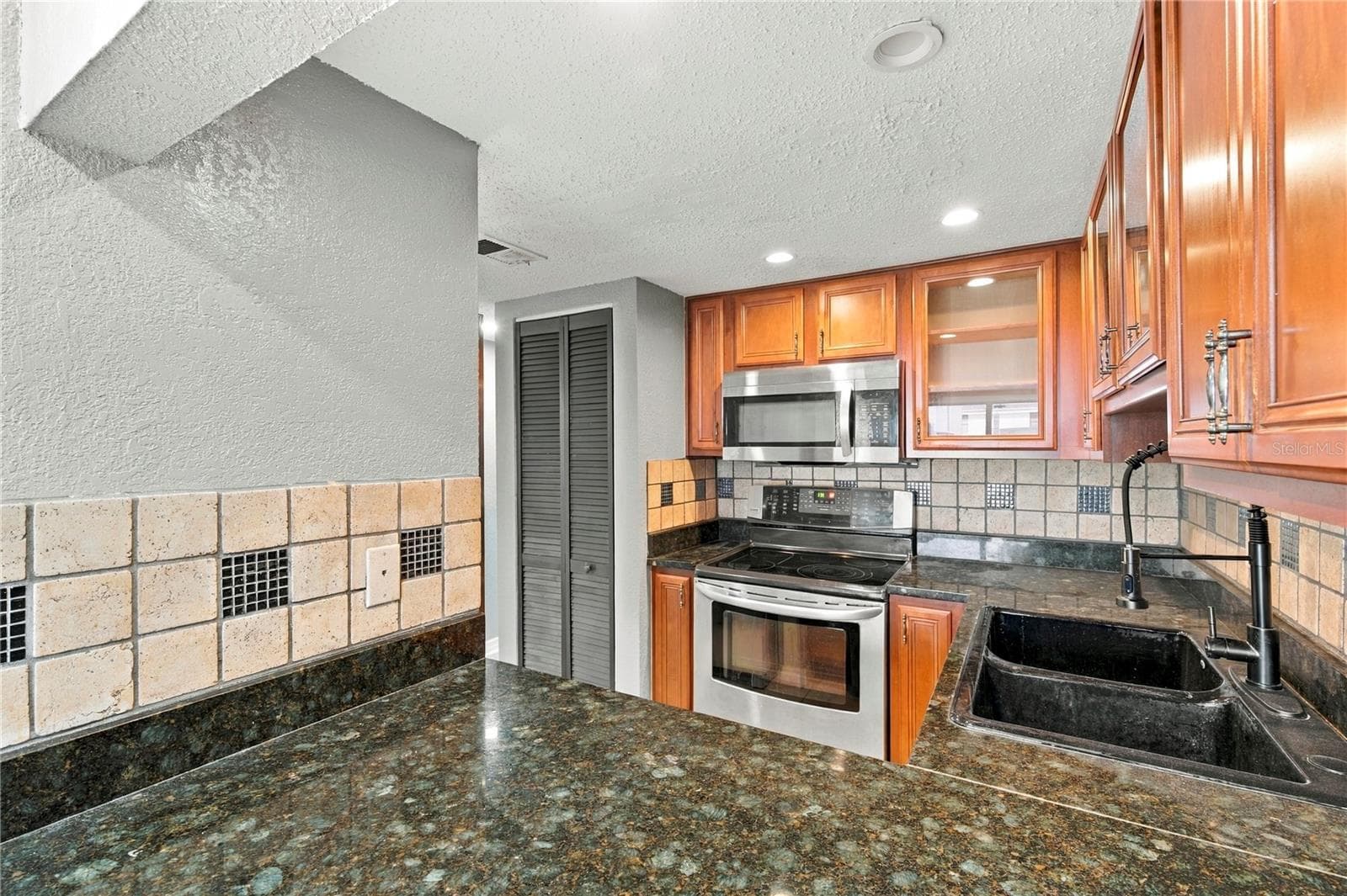 Granite and Quality Cabinets - 738 HAVEN PL, TARPON SPRINGS