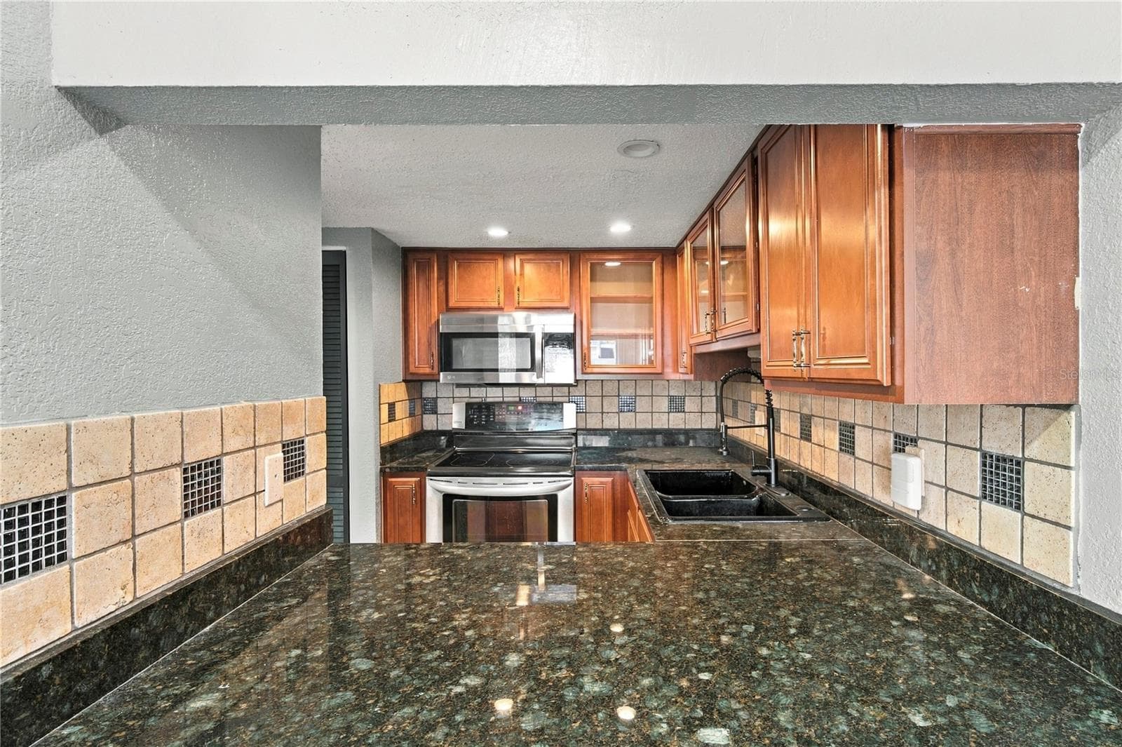 Kitchen - 738 HAVEN PL, TARPON SPRINGS