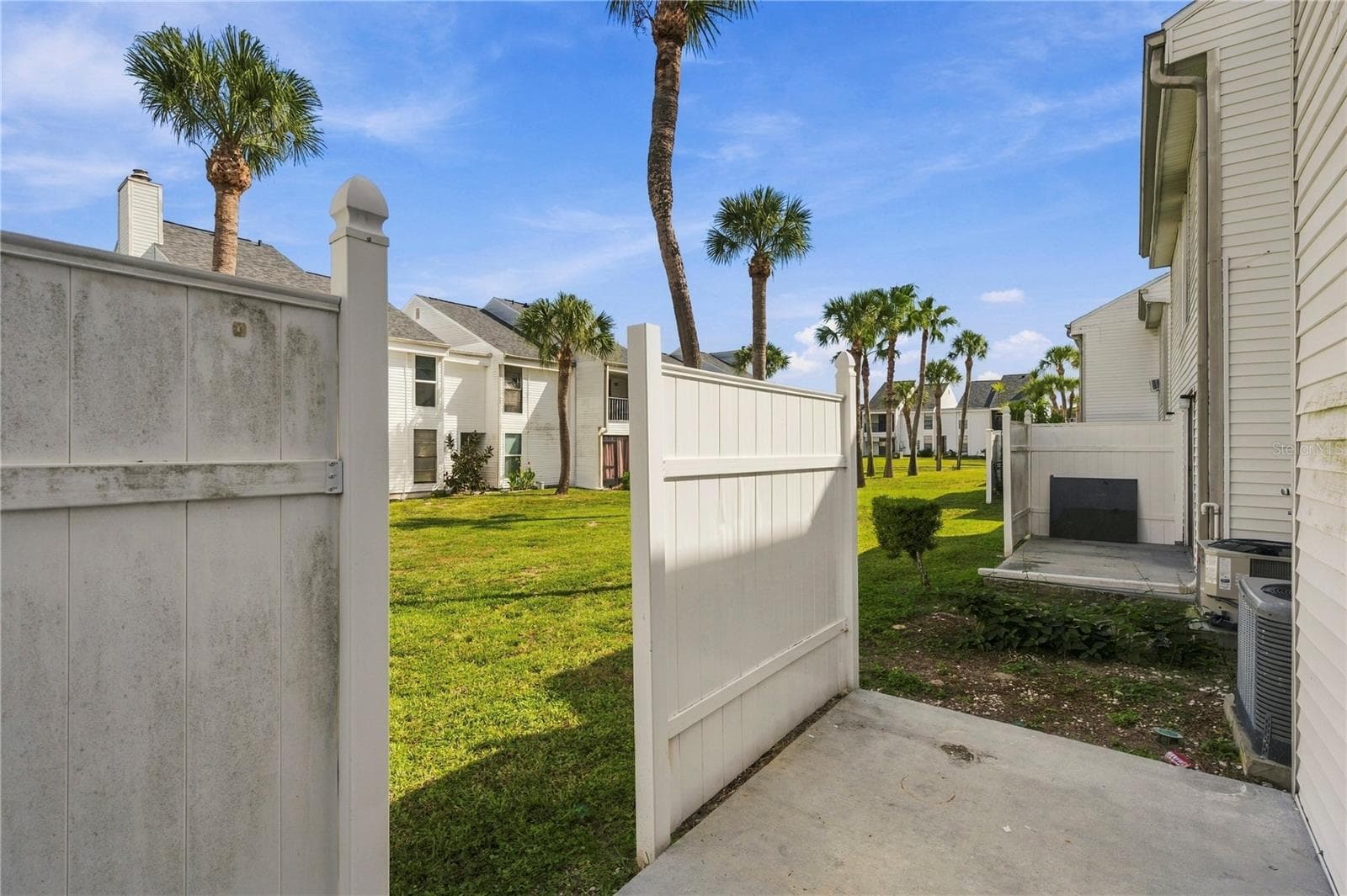 Privacy Fence - 738 HAVEN PL, TARPON SPRINGS