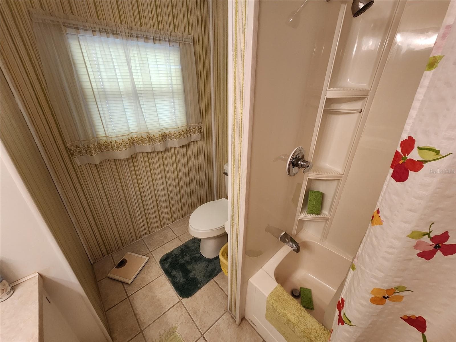 Guest Bathroom - 5408 CHATEAU LN, BRADENTON