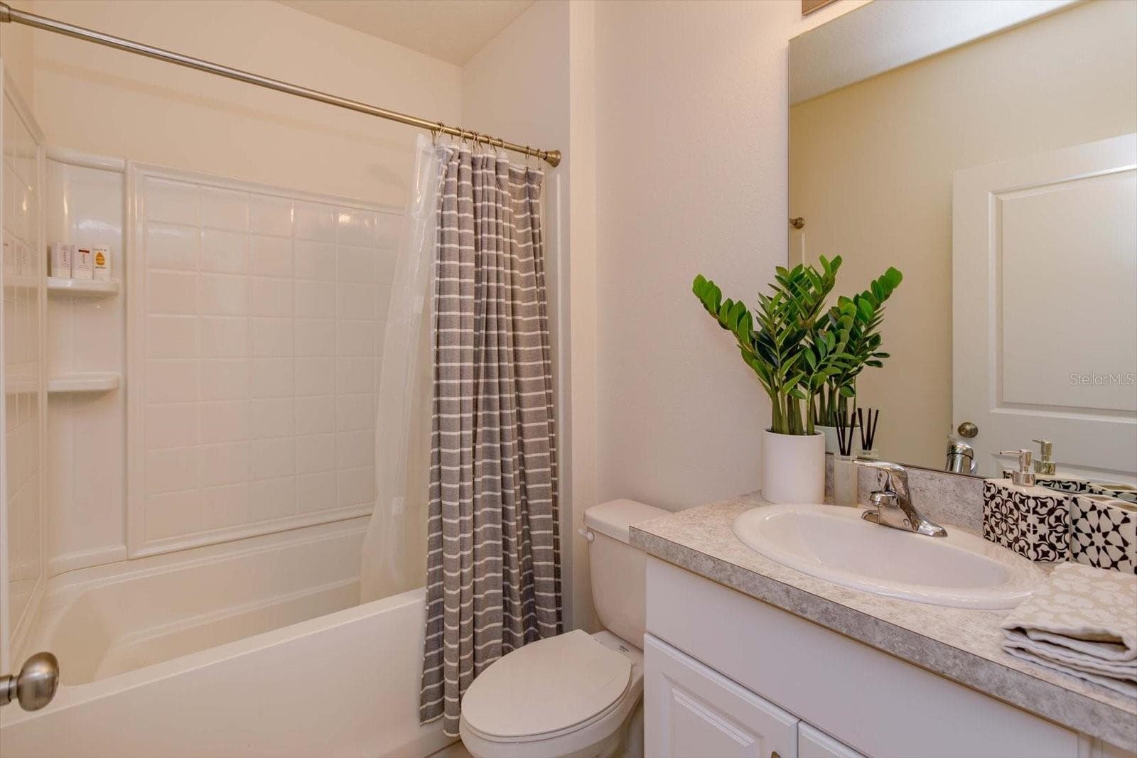 1st Floor Guest Ensuite - 89 PRAIRIE FALCON DR, GROVELAND