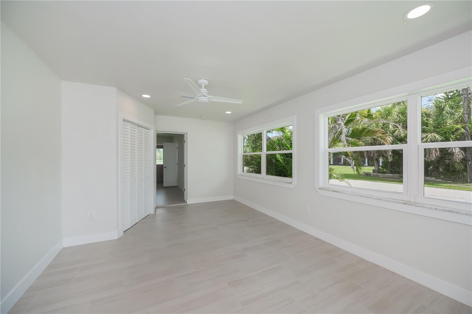 Primary bedroom/mother-in-law suite with private entry - 352 OAK ST, ENGLEWOOD