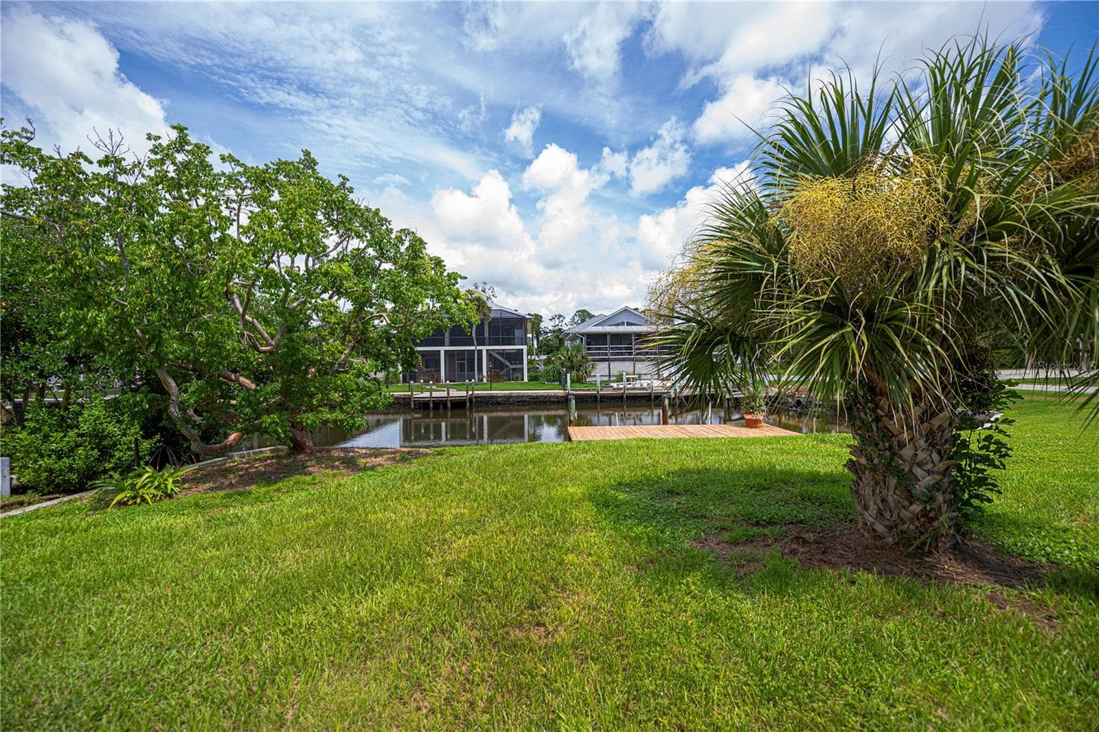 Backyard is ready for your creative touches! - 352 OAK ST, ENGLEWOOD