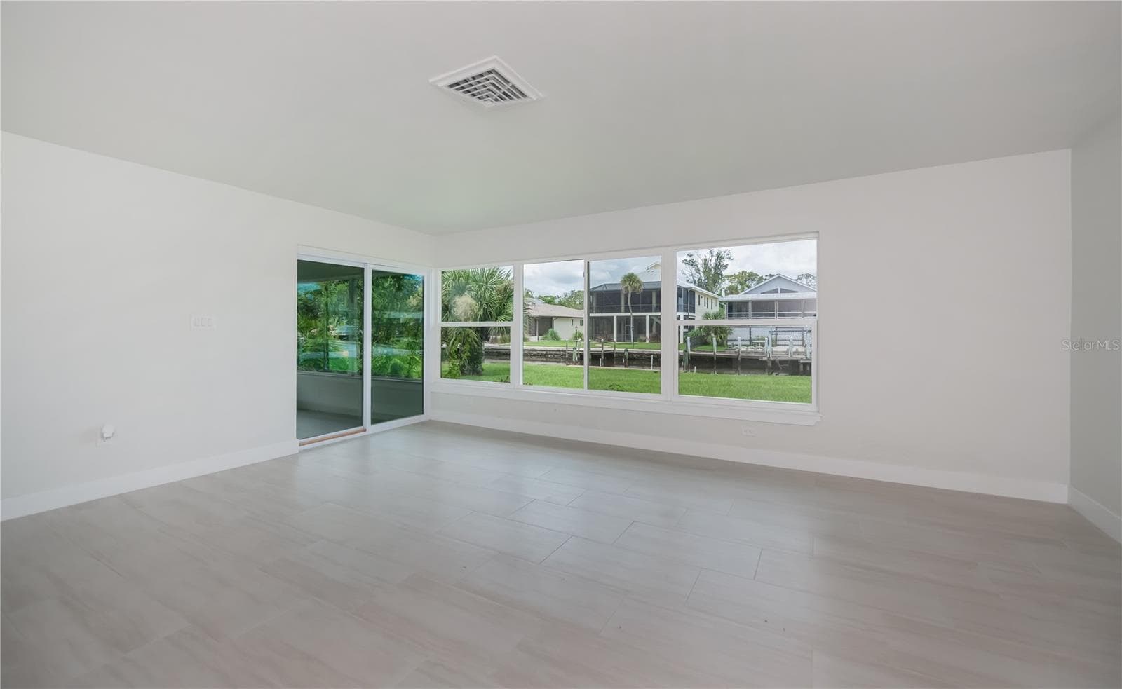 Another view from the living room - 352 OAK ST, ENGLEWOOD