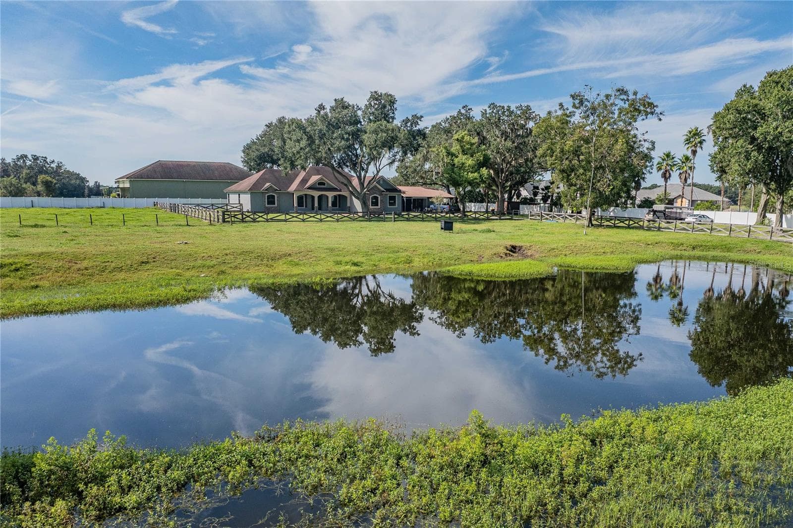 This home has it's own pond! - 3910 KNIGHTS STATION RD, LAKELAND