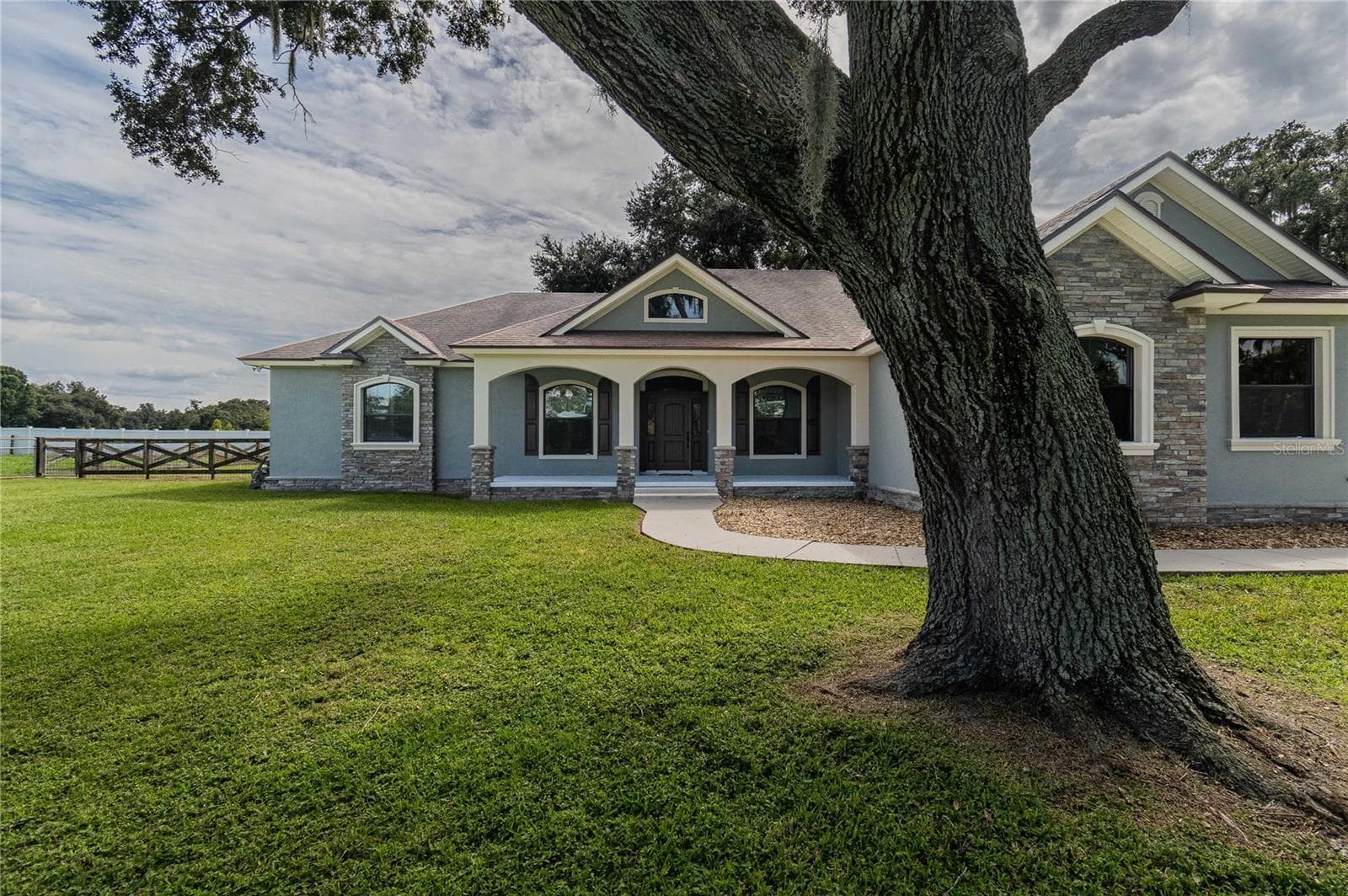 Front of home w/walkway - 3910 KNIGHTS STATION RD, LAKELAND