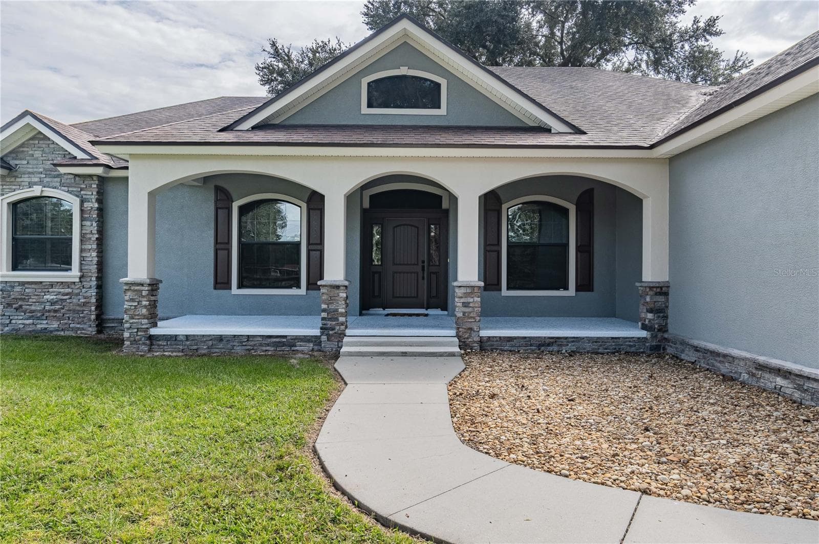 Large covered front porch - 3910 KNIGHTS STATION RD, LAKELAND
