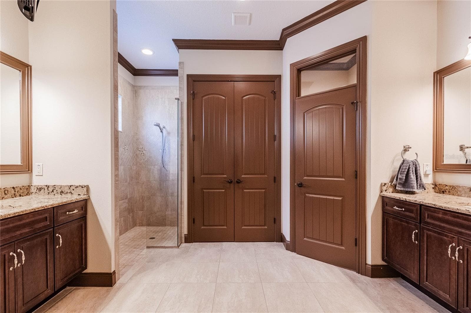 Primary Bathroom w/dual vanities and walk-in shower - 3910 KNIGHTS STATION RD, LAKELAND