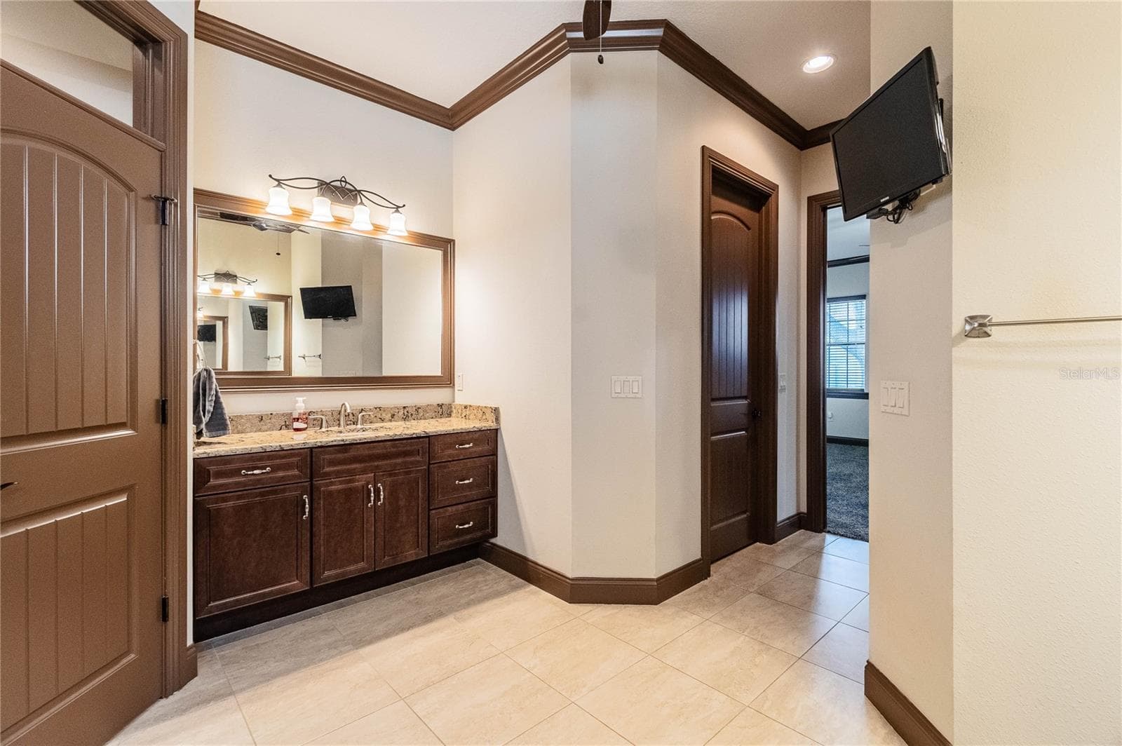 Primary Bathroom w/linen closet - 3910 KNIGHTS STATION RD, LAKELAND