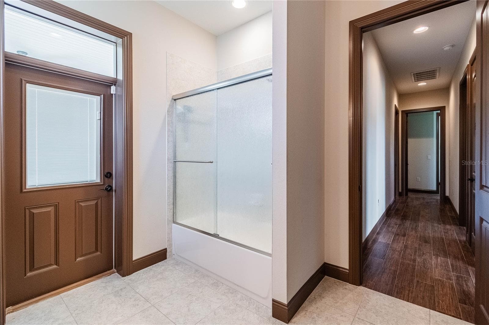 Bath 2 with door to the lanai - 3910 KNIGHTS STATION RD, LAKELAND