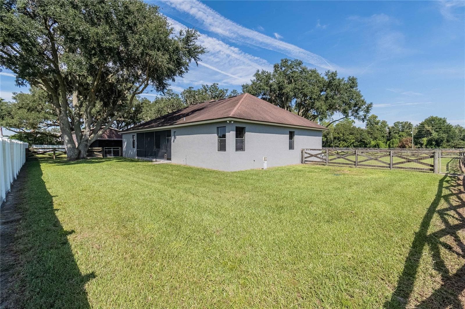 Rear view of home w/separate fencing - 3910 KNIGHTS STATION RD, LAKELAND