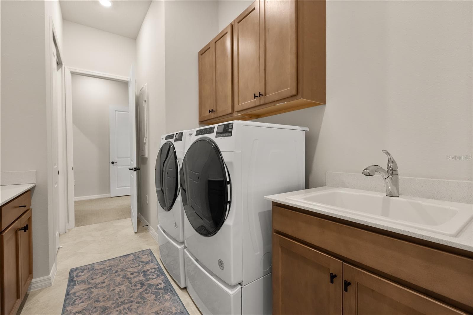 Oversized, gorgeous laundry room with sink and tons of space for storage - 4348 SUNSET PRESERVE BLVD, ORLANDO