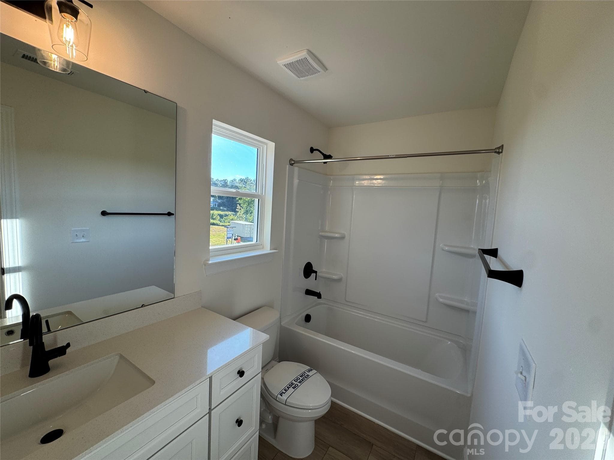 Upper-level bathroom - 2211 Tabor Road, Sherrills Ford