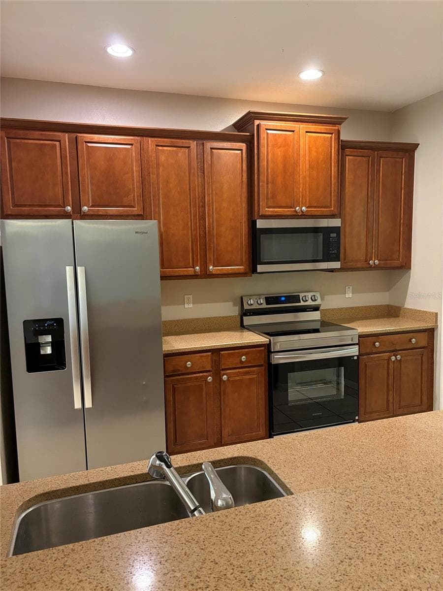 Townhouse at 8520 BROKEN WILLOW CT, TAMPA, photo 4 of 31