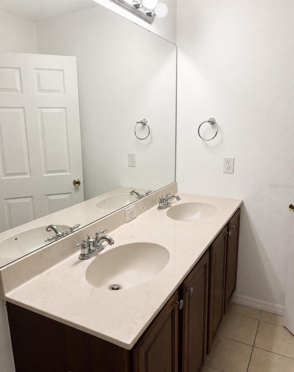 Townhouse at 8520 BROKEN WILLOW CT, TAMPA, photo 10 of 31