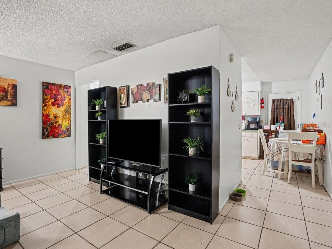 Duplex at 5661 STRUTHERS CT, WINTER HAVEN, photo 5 of 28