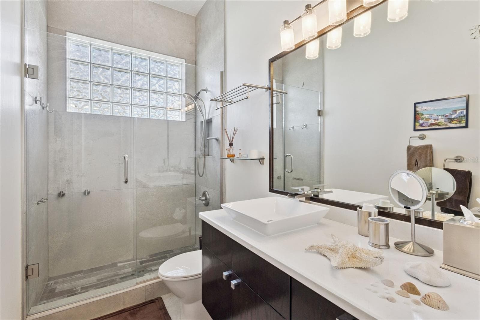 Full Bath between Bedroom 3 and 4. - 3832 HUNTERS ISLE DR, ORLANDO