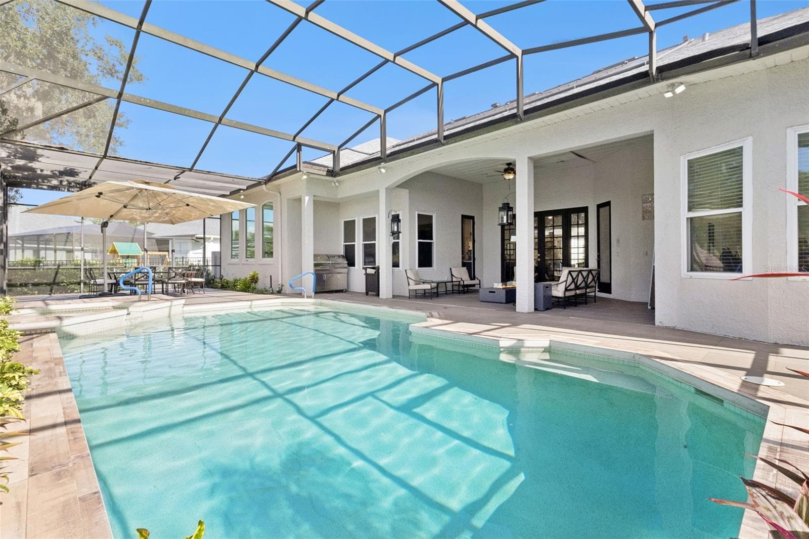 Oversized pool/spa area with screen enclosure. - 3832 HUNTERS ISLE DR, ORLANDO
