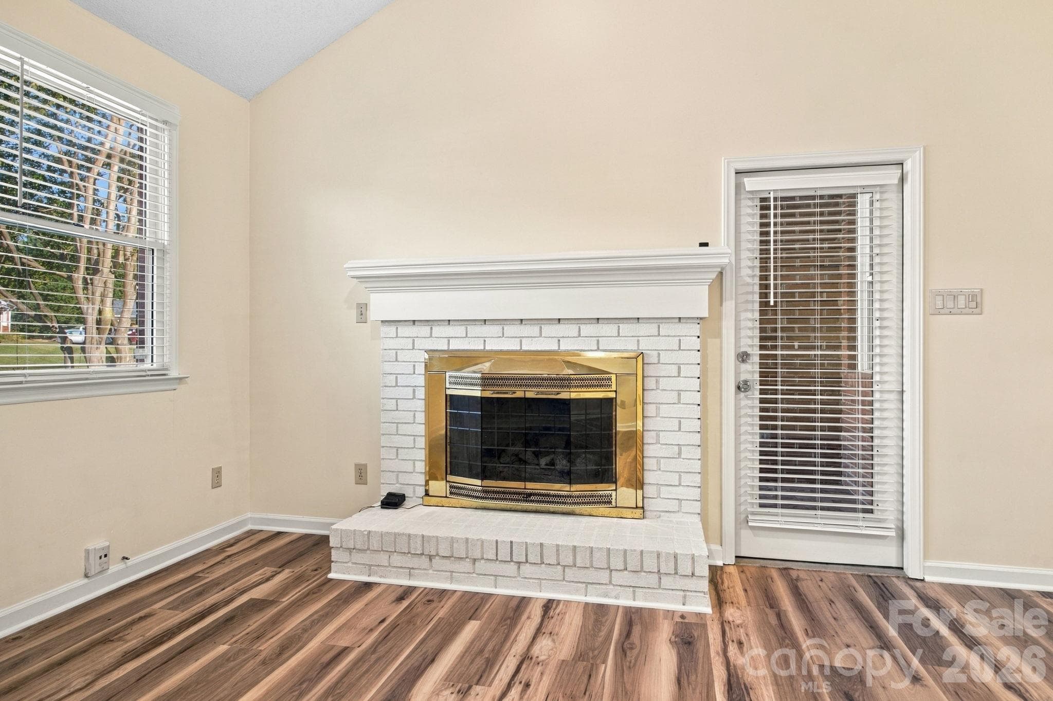 Living room gas fireplace - 19838 Oak Leaf Circle, Cornelius